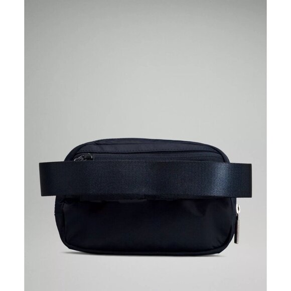 Everywhere Belt Bag 1L - True Navy - Picture 2 of 4